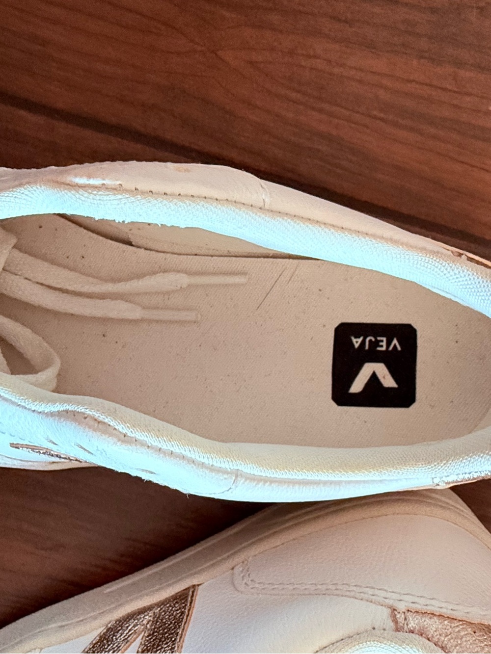 Veja Women's White and Gold sz 8 - Picture 6 of 7